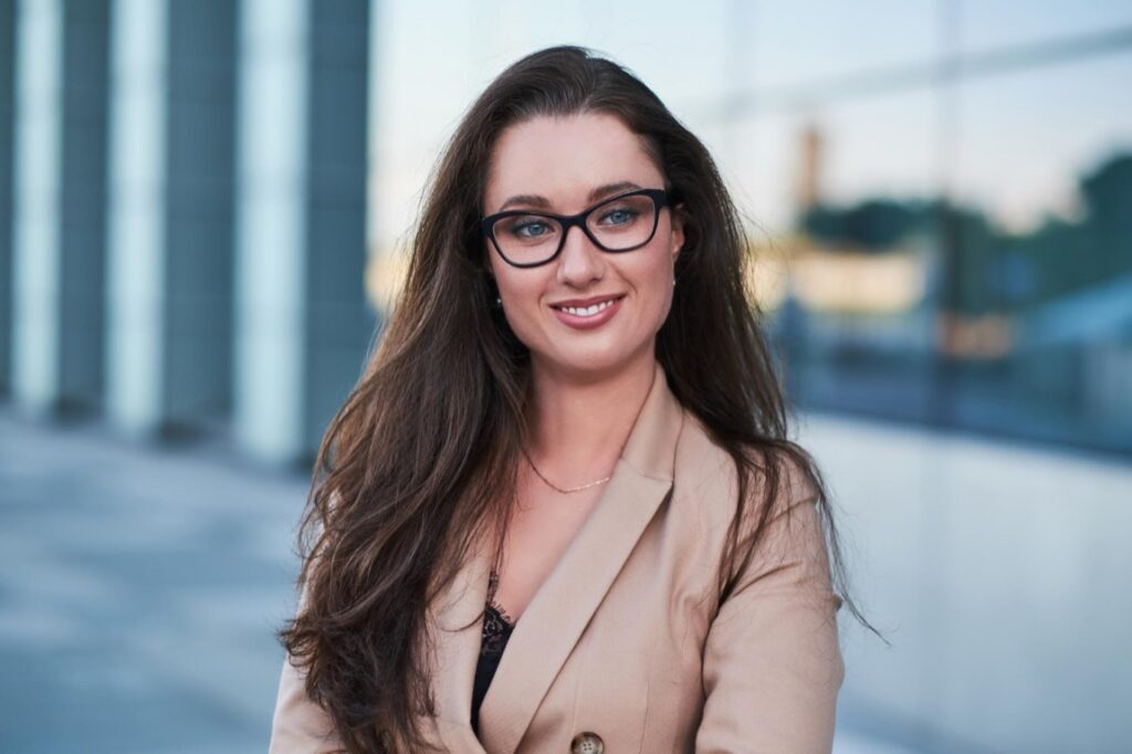 Dbając o okulary markowe, warto stosować się do kilku prostych zasad, które pomogą zachować ich stan idealny na dłużej.